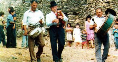 Música de tradição oral portuguesa. Gaiteiro, caixa e bombo. Vinhais, 1986